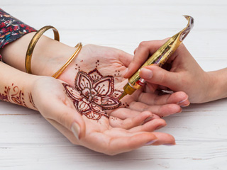 Want To Remove Henna At Home? Here Are 8 Natural Ways That Can Help