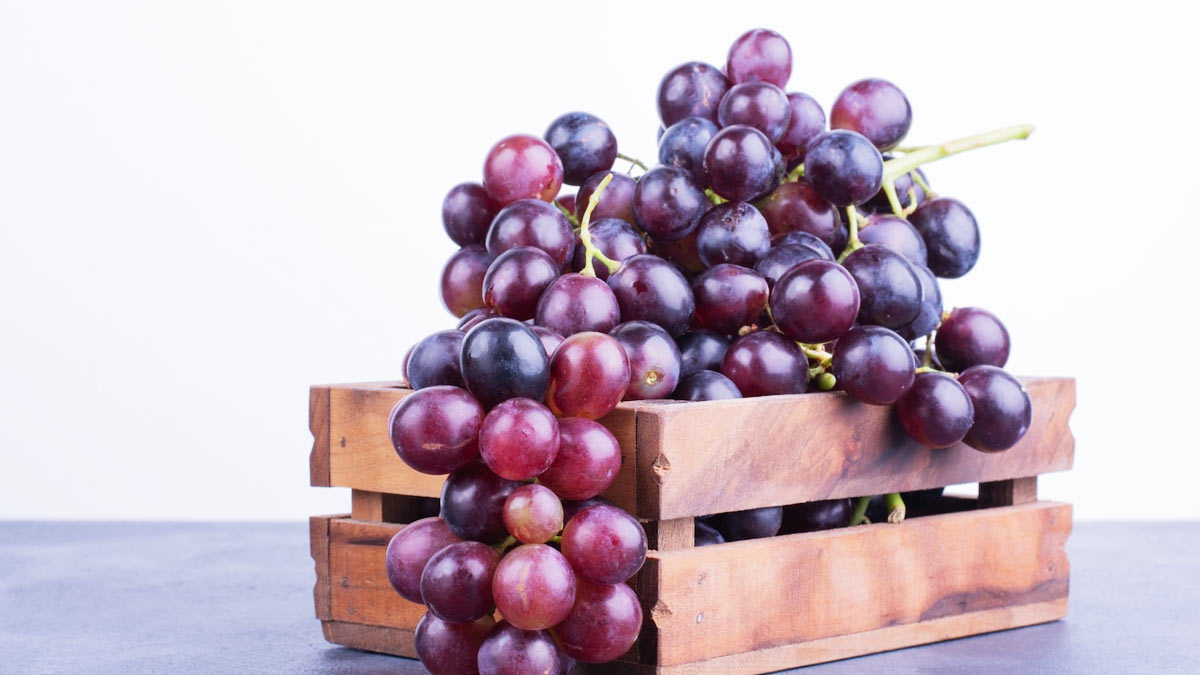 Eating Grapes Boosts Eye Health in Older Adults, Study Reveals