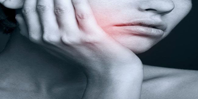What are the symptoms of Sialadenitis?