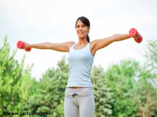 कंधों को गठित करने के लिए लॅटरल रेज़