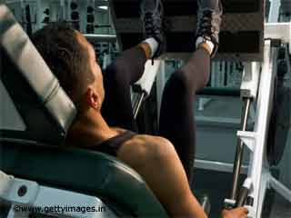 मजबूत टांगों के लिए करें लेग प्रेस