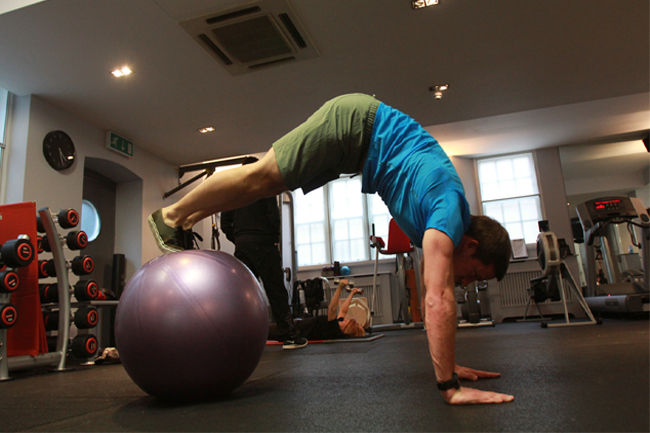 पाइक शोल्डर प्रेस (Pike Shoulder Presses)