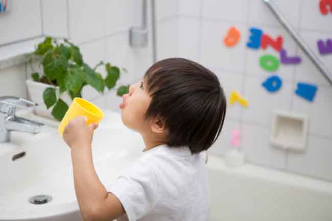 Gargle with Natural Mouthwash