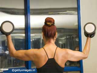 महिलाओं के लिए व्&zwj;यायाम-डम्&zwj;बेल श्रग्&zwj;स