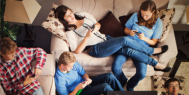 सोशल नेटवर्किंग की लत Move You Away From Loved Ones in Hindi