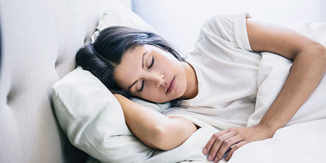 अल्जाइमर से बचना चाहते हैं तो तिरछा होकर सोएं!