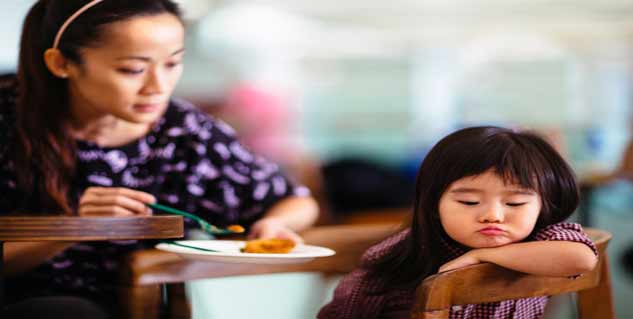 बच्चे को जबरदस्ती खिलाना feeding child forcefully in hindi