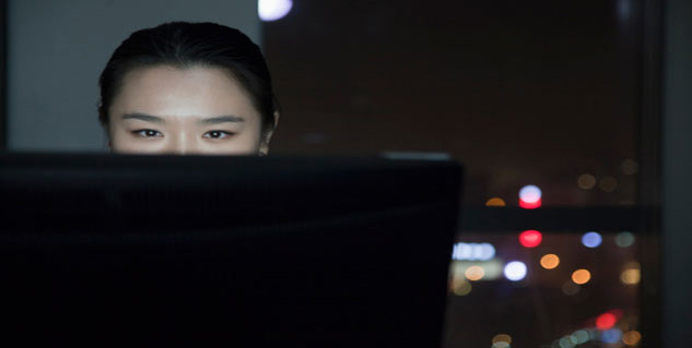 रात की शिफ्ट में काम करती महिला working in night shift in hindi