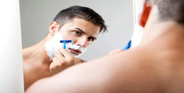 शेविंग करता पुरुष man shaving in hindi