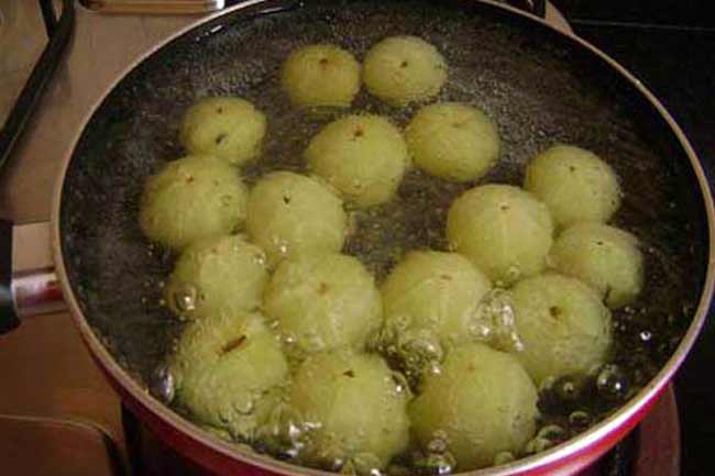हल्दी-नमक में उबालें