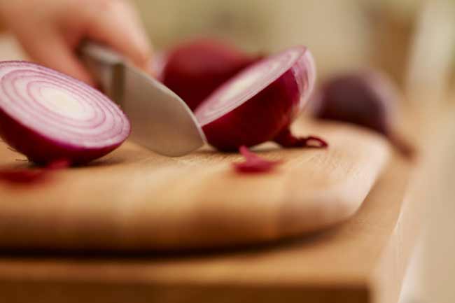 प्याज काटने से क्यों आते हैं आंसू