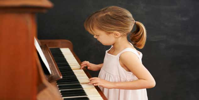 Girl child playing piano पिआनो बजाती हुई बच्ची