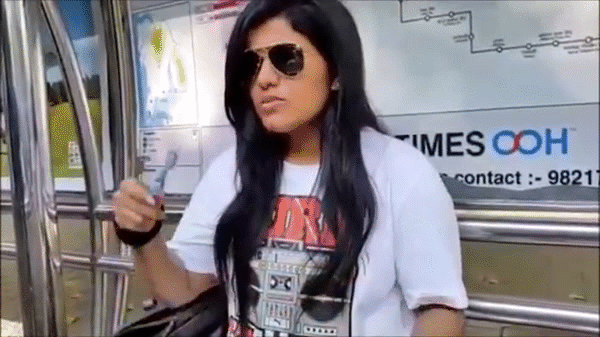 पब्लिक में कुछ ऐसा जो सिर्फ बाथ रूम में होता है