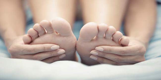 घर पर सही क्रम से पैरों में आयुर्वेदिक मसाज करने के टिप्स