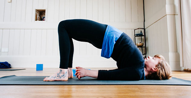 करें सेतुबंधासन Practice Setu Bandhasana Yoga in Hindi