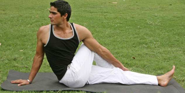 वक्रासन  vakarasna yoga in Hindi