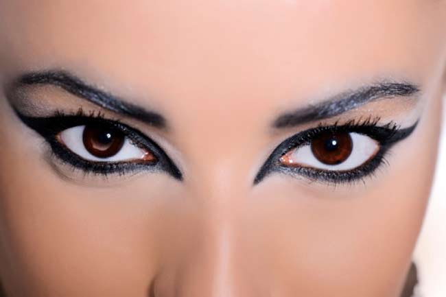 Applying Perfectly Winged Liner