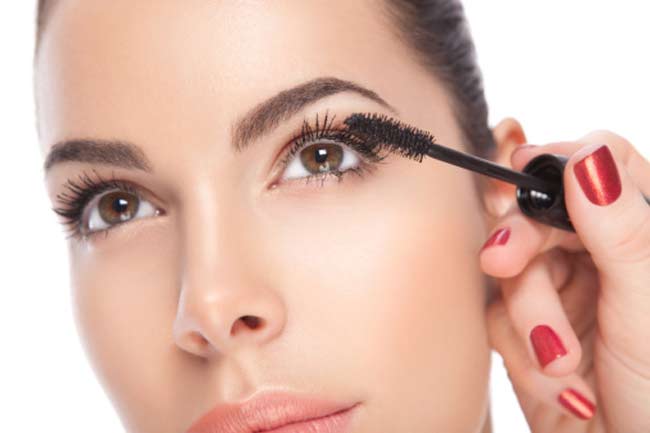 Applying the Perfect Mascara