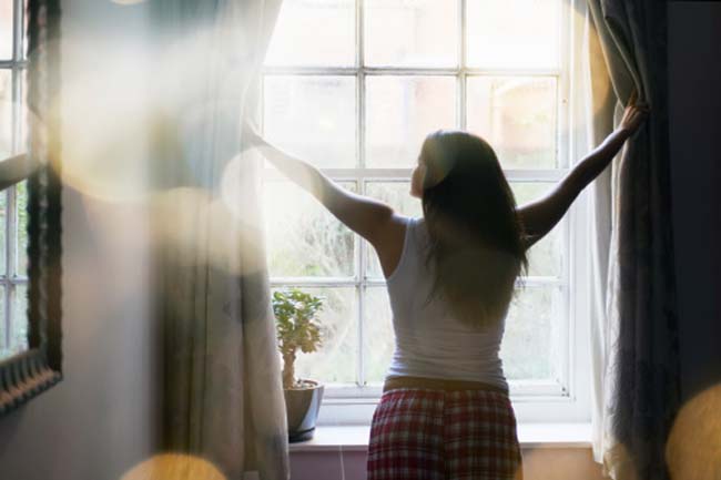 सोते वक्त सही दिशा में करवट लें और बच्चे के लिए कमरा बनाएं
