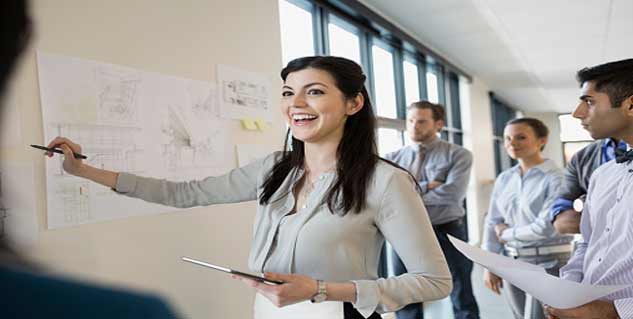Standing women while work काम के दौरान खड़ी महिला