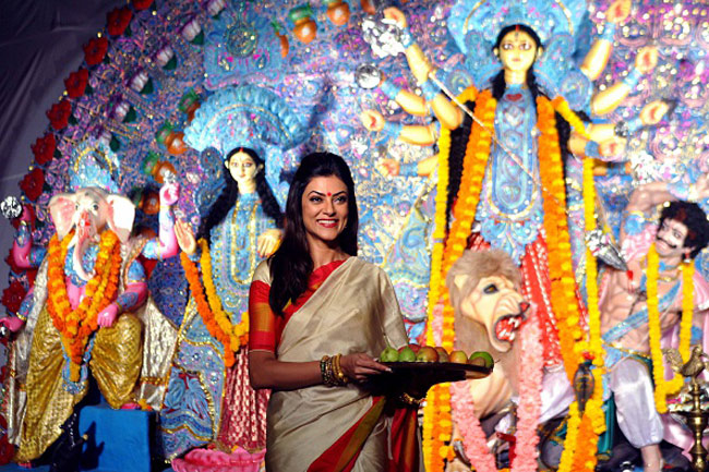 कपूर खानदान की दुर्गा पूजा में होते हैं शामिल