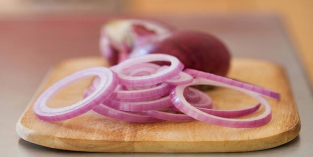 putting slices of onion in socks in hindi  