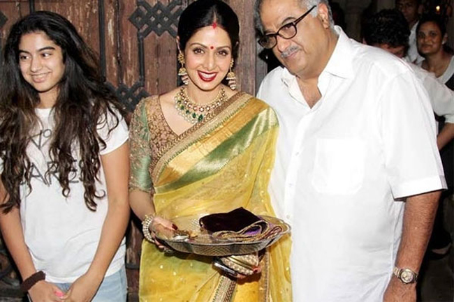 करवाचौथ पर श्री देवी परिवार के साथ