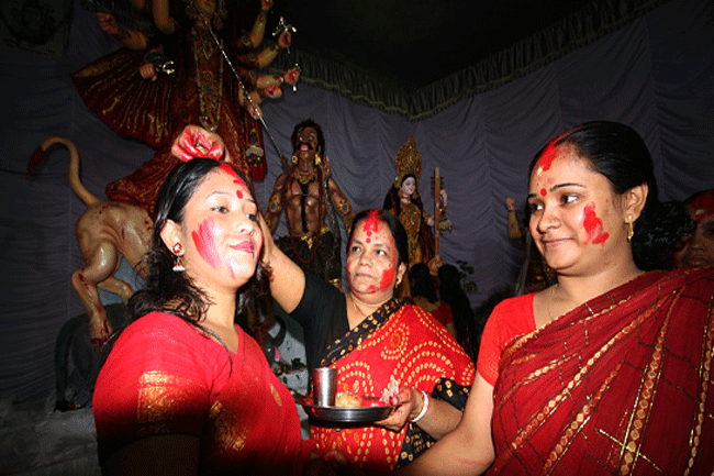 मूर्ति विसर्जन और सिंदूर खेला
