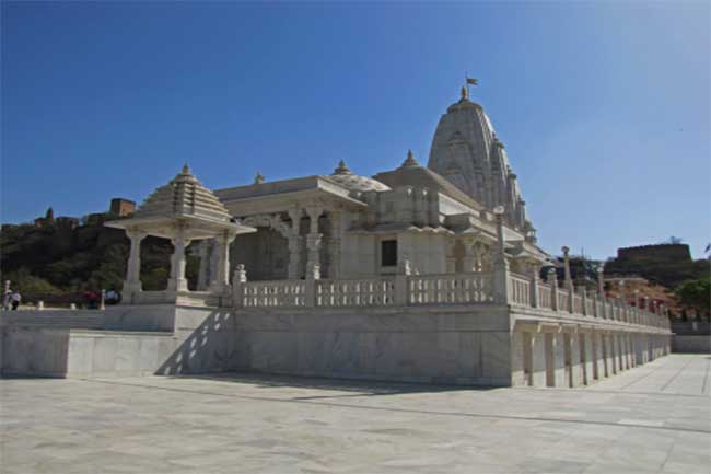 नजदीकी मंदिर जाएं