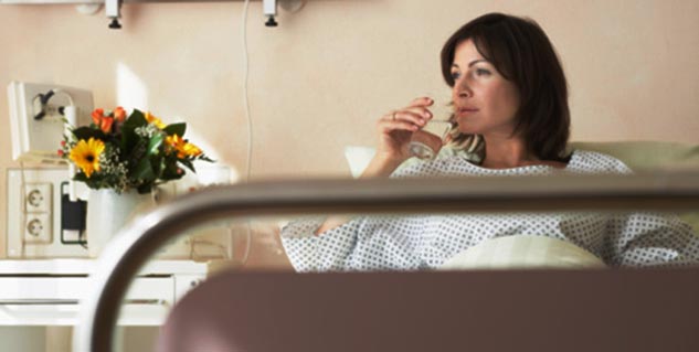 मरीज जुस पीते हुए  Patient drink juice