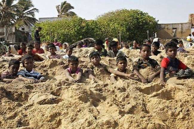 विकलांगता से बचाने के लिए गले तक जमीन में दबाना