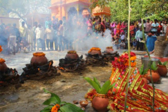 खौलते दूध से बच्चों को नहलाना