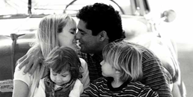 चुंबन करना Kiss in Front of Children in Hindi