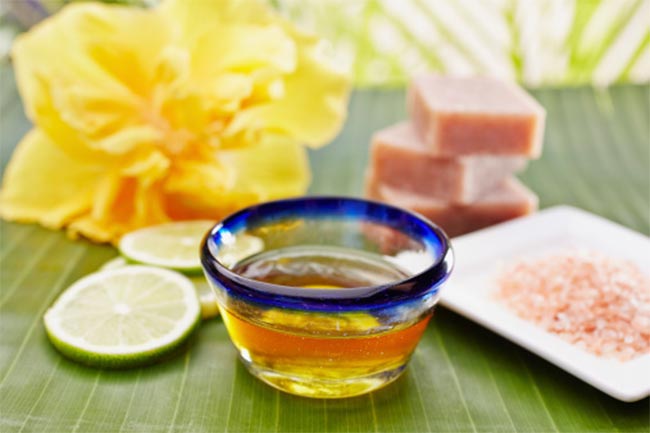 शहद और गुलाब जल पैक (Honey & rose water face pack)