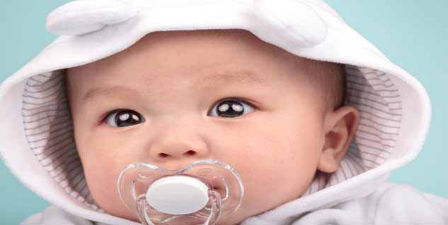 Newborn baby with pacifier चूसनी के साथ शिशू