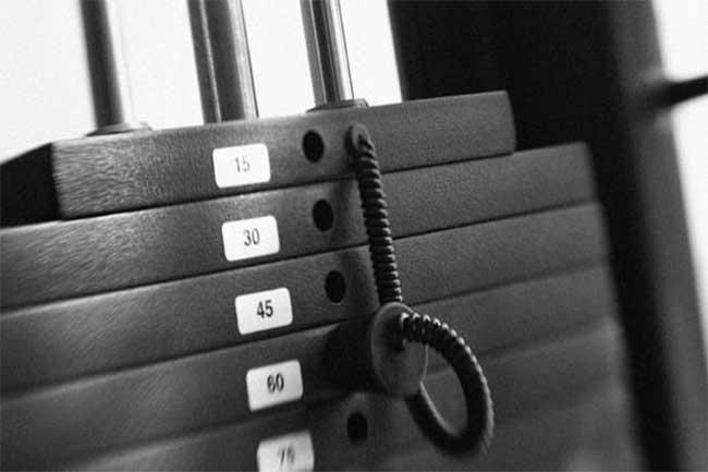 स्प्लिट स्टेंस केबल लिफ्ट (Split Stance Cable Lift)