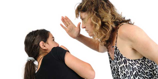 बच्चे की मारती महिला hitting child in hindi