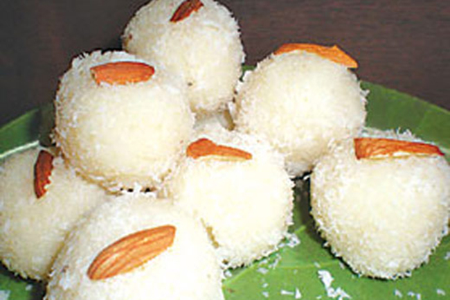 नारियल और बादाम के लड्डू