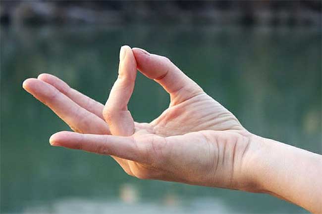 सूर्य मुद्रा और इसके फायदे