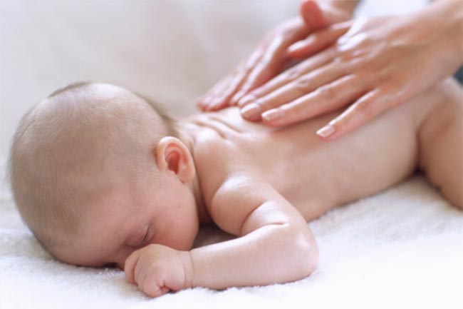 गर्मियों में बच्चे की मालिश के लिए सबसे अच्छा तेल