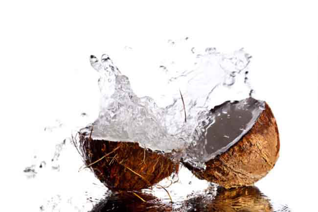 दांतों के लिए बहुत प्रभावी है नारियल का तेल
