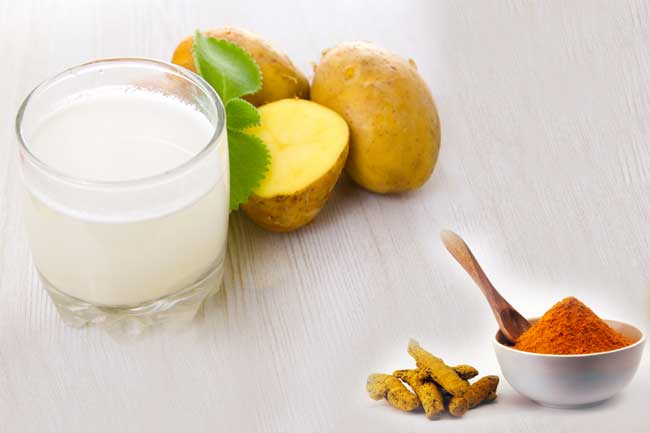 आलू और हल्दी का फेस पैक