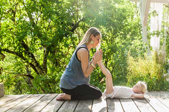हेप्पी बेबी पोज़ (Happy Baby Pose)