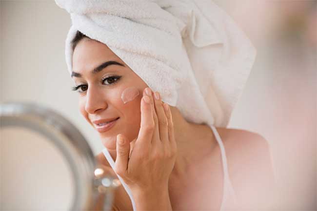 हाइल्यूंरिक एसिड (Hyaluronic Acid) और नियासीनेमाइड (Niacinamide)