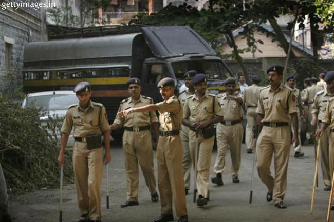 पुलिस की छवि सुधारता