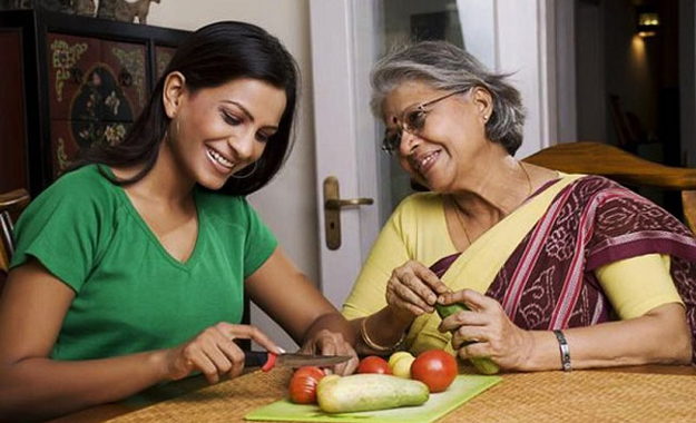 सास की फेवरेट बहू बनने का ये है मूलमंत्र, पति से भी ज्यादा मिलेगा प्यार