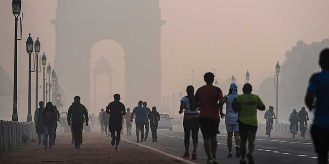 दिल्ली की हवा में घुला जहर, सांस लेने का मतलब 50 सिगरेट रोज पीना
