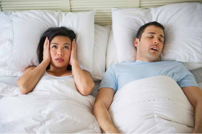 क्या रात को सोते समय आप भी बड़बड़ाते हैं? तो बदलें ये 7 बुरी आदतें