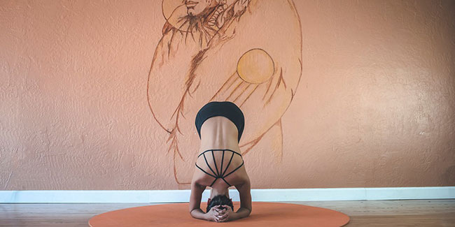 Practice these 5 super-effective yoga poses to get a toned body