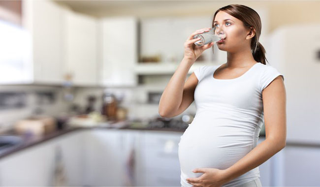 प्रेग्नेंसी में इस तरह पीएं पानी, शिशु की त्वचा में भी आएगा निखार